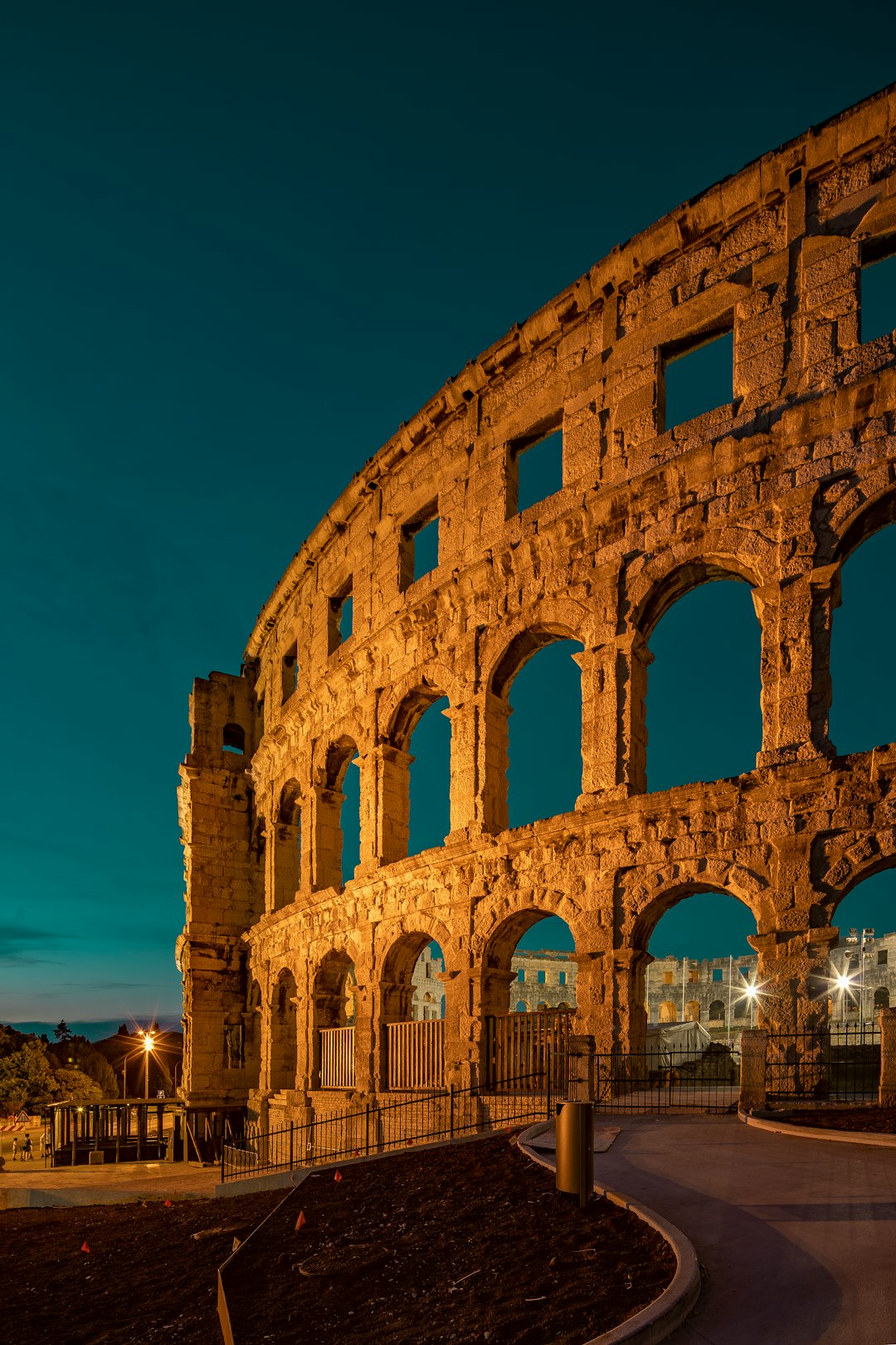photography-of-brown-ruin-colosseum-during-daytime-ohc29qxbs-s